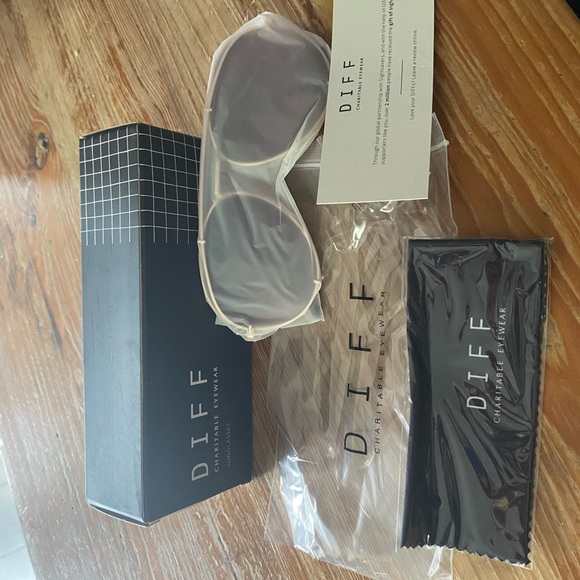 Sunnies!!! Brand new Diff Koko aviators. Case, box, cleaning cloth. Never worn. - Picture 5 of 5